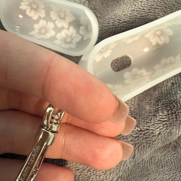 🌼Kate Spade White Floral AirPods Case - Picture 6 of 9